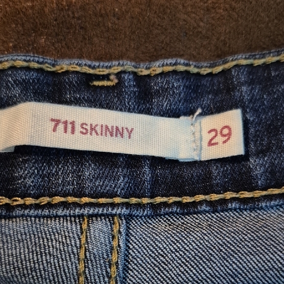 Levi's Ankle Jeans in Deep Blue with Ripped Knees - Picture 2 of 9